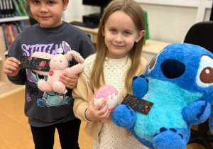 Uczennice klasy 1a prezentują swoje zakładki