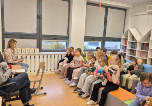 Uczniowie klasy 1b z uwagą słuchają czytanej bajki