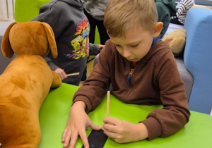 Uczniowie klasy 1b wykonują pracę plastyczną