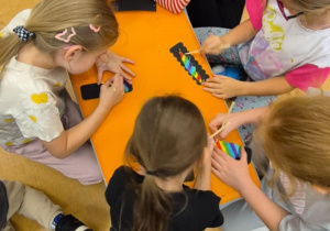 Uczniowie klasy 1b podczas wykonywania pracy plastycznej