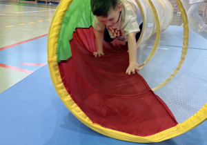 przedszkolak w tunelu