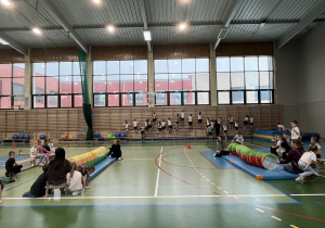 dzieci podczas pokonywania toru przeszkód