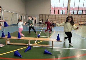 przedszkolaki pokonują przeszkody