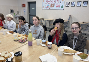 Dziewczynki przy stole