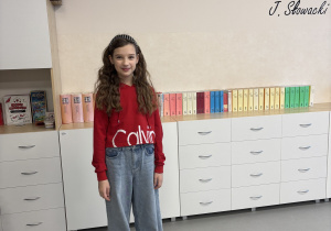 Marysia w stroju w stylu francuskim