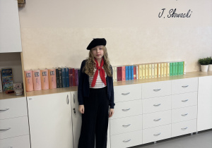 Lenka J. w stroju w stylu francuskim