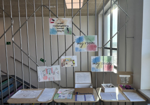 Wystawa prac na szkolnym korytarzu