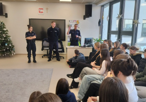 funkcjonariusze Policji poruszają zagadnienia związane z hejtem i cyberprzemocą