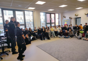 policjanci podczas prelekcji z młodzieżą na temat hejtu i cyberprzemocy