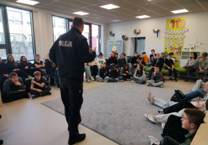policjant przemawia do uczniów