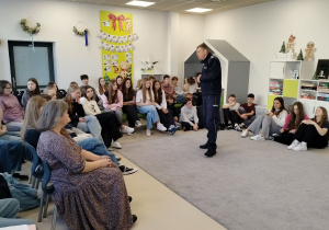 policjant przemawia do uczniów