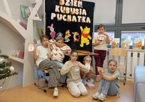 Uczennice z dyplomami.