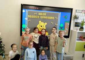 Grupowe zdjęcie kl. Ib na świetlicy z okazji Dnia Kubusia Puchatka.