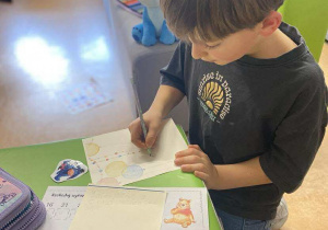 Uczeń rozwiązuje zadania.