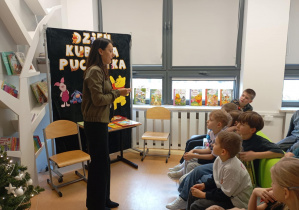 Nauczycielka opowiada o Kubusiu Puchatku.