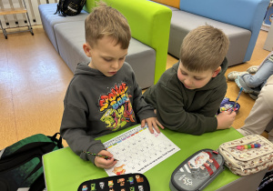 Uczniowie rozwiązują labirynt.