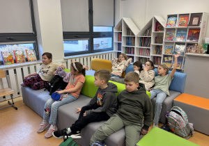 Uczniowie słuchają pogadanki o Kubusiu Puchatku.