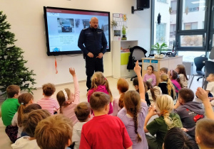 uczniowie zgłaszają się i zadają pytania