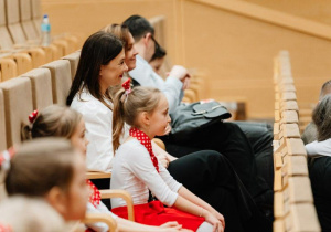 Wychowawczyni z uczennicami na widowni