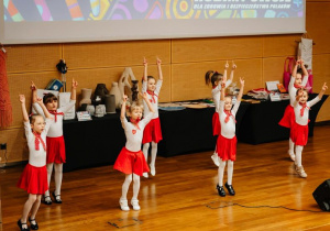 występ uczennic klasy 1a na auli