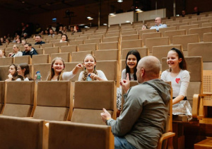 Uczennice klasy 4a z wychowawcą