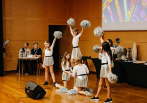 występ taneczny uczennic na auli