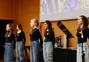 występ taneczny uczennic klasy 6a