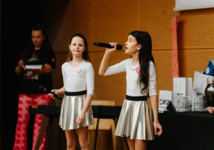 występ wokalny uczennic z klasy 4a