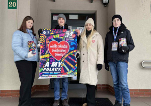 Zdjęcie grupowe pod szkołą