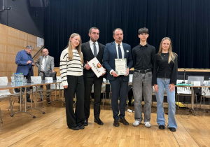 Uczniowie wręczają podziękowanie za zaproszenie