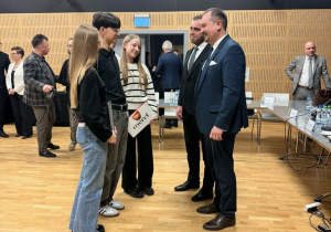 Delegacja szkolna z wójtem gminy oraz przewodniczącym rady