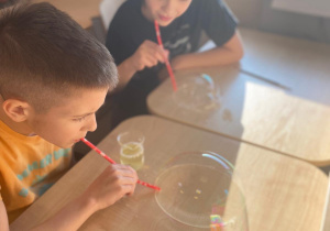 uczniowie robią mega bańki