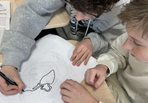 uczniowie klas 7 wykonują schematyczne rysunki krwioobiegu małego i dużego