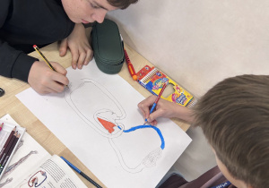 uczniowie klas 7 wykonują schematyczne rysunki krwioobiegu małego i dużego