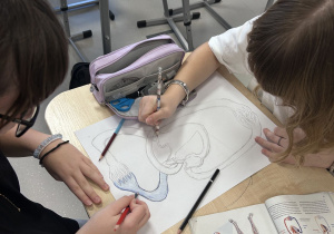 uczniowie klas 7 wykonują schematyczne rysunki krwioobiegu małego i dużego