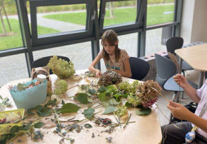 Mały artysta- wspólne tworzenie jesiennych wianków.