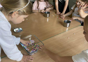 Zajęcia małego artysty tworzenie breloków i bransoletek.