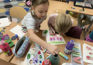 Dziewczynki tworzą kartki okolicznościowe w ramach projektu „Kartka dla Rodaka”