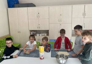 Zajęcia kulinarne - tworzenie jesiennych cynamonek.