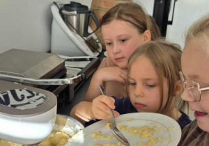 Pierwszaki wykonujące ciasto bananowe.