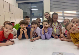 Pierwszaki degustują wykonany chlebek bananowy