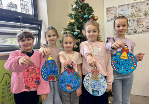 Dziewczynki pokazują swoje zimowe prace.