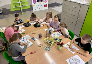 Wspólne wyciszanie podczas malowania.