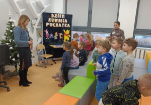 Bibliotekarka wita przybyłych gości