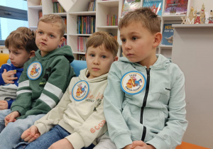 Przedszkolaki w bibliotece szkolnej