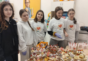 szkolni wolontariusze rozpoczynają walentynkową sprzedaż