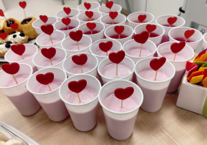 galaretkowe pianki przygotowane w kubeczkach