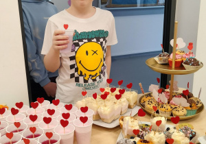 uczeń podczas zakupu walentynkowych słodkości