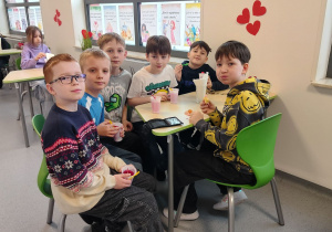 chłopcy w strefie kawiarenki zajadają zakupione smakołyki