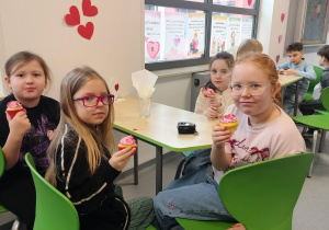 uczennice smakują walentynkowe babeczki